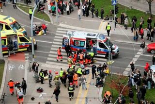 Un coche atropella a una multitud en Polonia