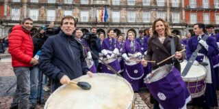 Redobles de tambores ponen el broche de oro a la Semana Santa madrile&ntilde;a en la plaza Mayor
