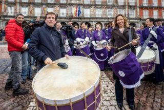 Redobles de tambores ponen el broche de oro a la Semana Santa madrile&ntilde;a en la plaza Mayor
