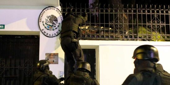 Fuerzas Especiales de Ecuador asaltan la embajada de M&eacute;xico en Quito y detienen a ex vicepresidente ecuatoriano
