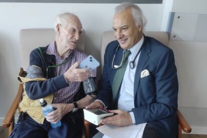 Don Servando revela su secreto para cumplir 109 a&ntilde;os, arropado por el doctor Manuel de la Pe&ntilde;a