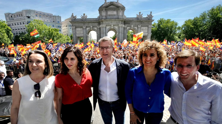 Gamarra, Ayuso, Feijóo, Montserrat y Almeida en la manifestación de la Puerta de Alcalá