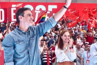 &iexcl;No es Corea del Norte, es Madrid! Una alcaldesa socialista interrumpe el pleno para escuchar a S&aacute;nchez