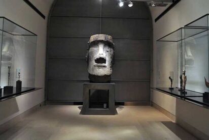 El solitario 'Mo&aacute;i' del Museo del Louvre de Par&iacute;s