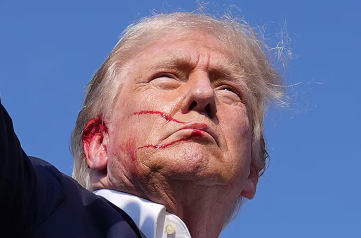 Donald Trump, herido y con sangre en el rostro