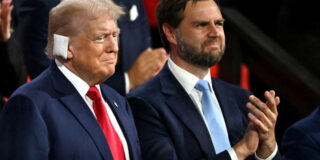 Trump, con la oreja vendada, al lado de su 'vicepresidente' JD Vance