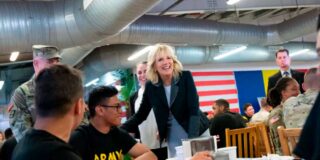 Jill Biden se enroca: "Seguiremos luchando por la candidatura de Joe Biden"
