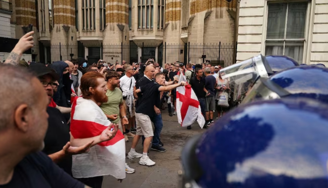 Manifestantes se enfrentan a la Policía en Londres
