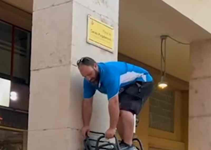 Chifladura independentista: 'Rebautizan' en Tortosa la plaza de Espa&ntilde;a como plaza Puigdemont