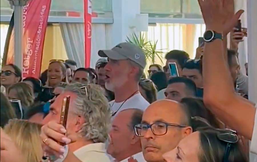Pillan al Rey Felipe cantando 'Un velero llamado libertad', de José Luis Perales