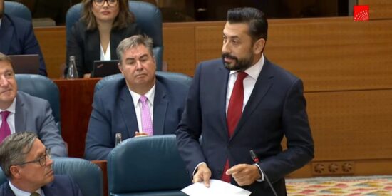 Carlos D&iacute;az-Pache regresa a la Asamblea acogotando al &lsquo;caudillo enamorado&rsquo; por su pufo de &lsquo;ley Bego&ntilde;a&rsquo;: &ldquo;&iexcl;Es el Rey Sol!&rdquo;