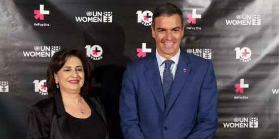 Sima Sami, directora ejecutiva de ONU Mujeres y Pedro S&aacute;nchez.