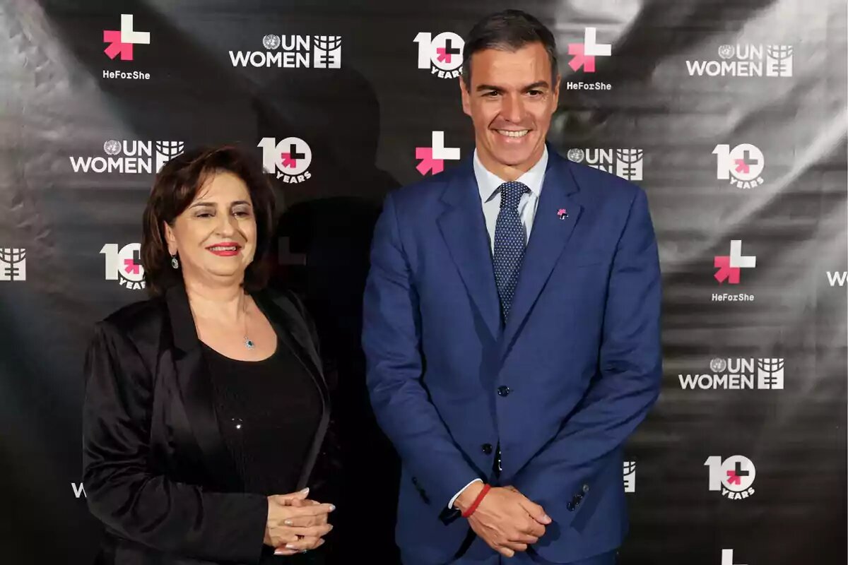 Sima Sami, directora ejecutiva de ONU Mujeres y Pedro S&aacute;nchez.