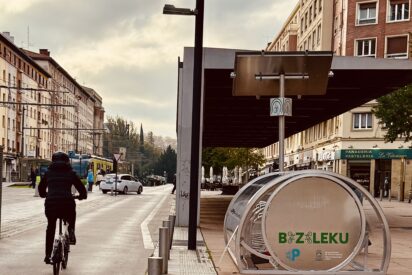 Vitoria-Gasteiz ensaya los primeros aparca-bicis para residentes seguros y bonificados por uso