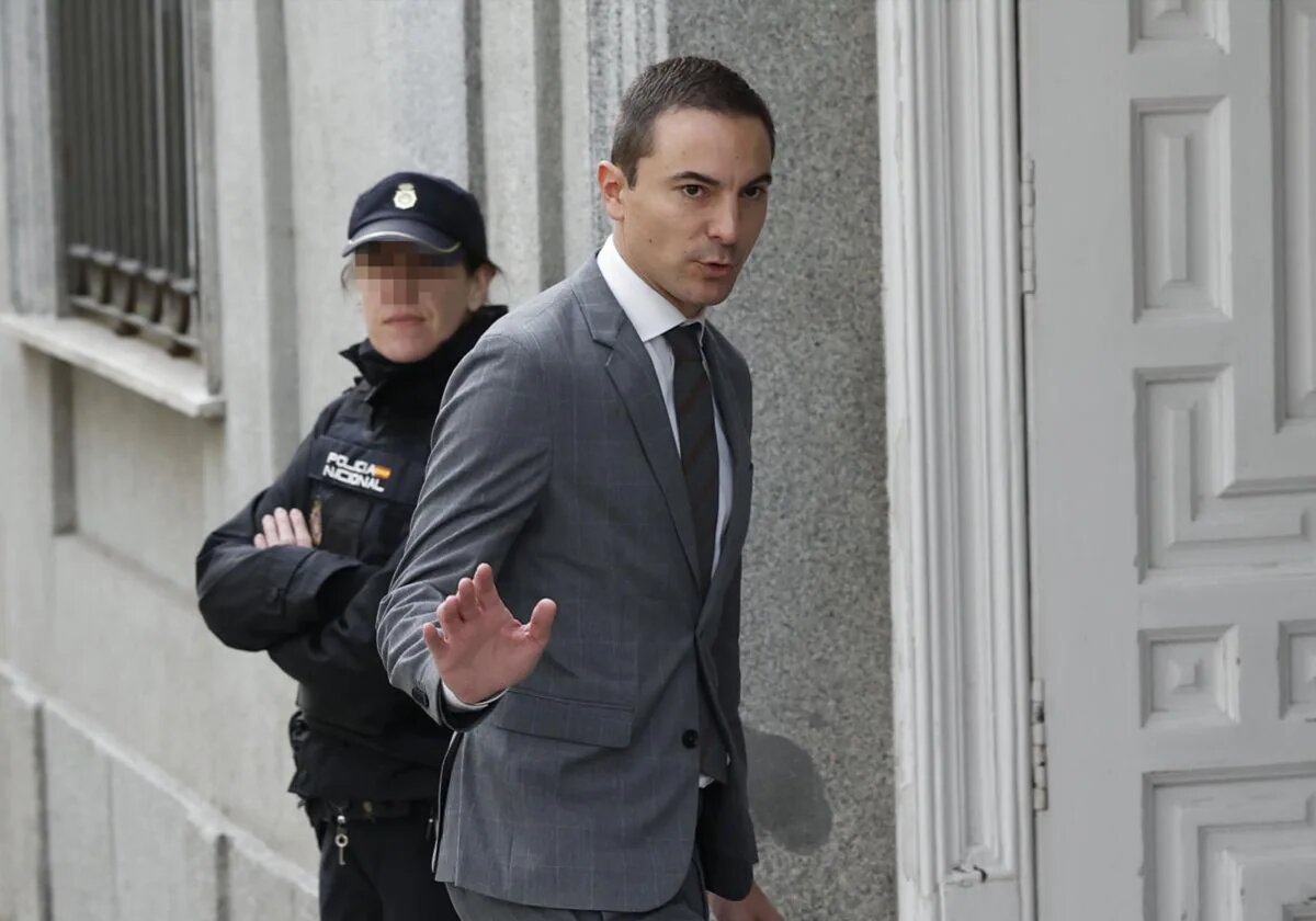 Juan Lobato (PSOE) siembra el pánico en Moncloa: el juez autoriza el volcado de su conversación con la 2 de Óscar López