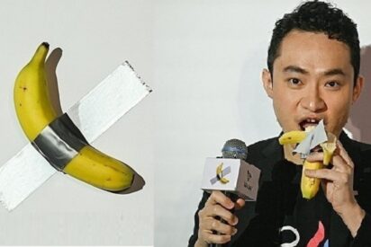 Justin Sun comiéndose la banana por la que pagó US$6,2 millones, como la obra de arte &#039;Comedian&#039;