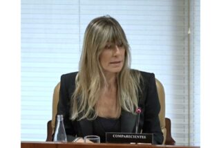 Bego&ntilde;a G&oacute;mez, con cara de p&oacute;ker: El PP avasalla con certeras preguntas a la silente mujer del presidente