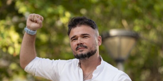 La gansada de Gabriel Rufián intentando llamar inútil a Felipe VI le cuesta un troleo colosal: "Falta tu foto"