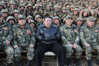 Kim Jon Un y los militares norcoreanos