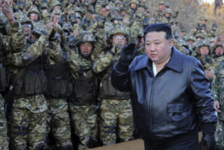 El tirano de Corea del Norte Kim Jong Un y sus soldados suicidas