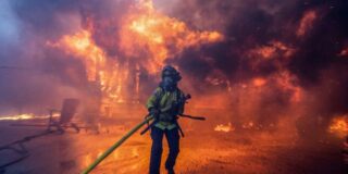 La ciudad de Los &Aacute;ngeles cercada por el fuego: &iquest;Provocado, hasta que no se demuestre lo contrario, o cosas del clima?