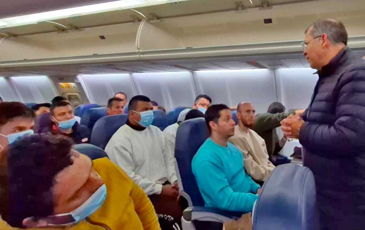 Petro muestra a deportados colombianos "libres y dignos" en su regreso de EE.UU.