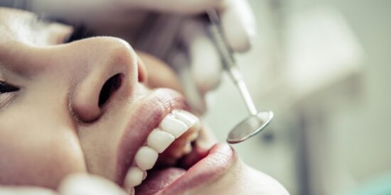 ¿Es posible eliminar el sarro dental en casa? La ciencia responde a este mito popular