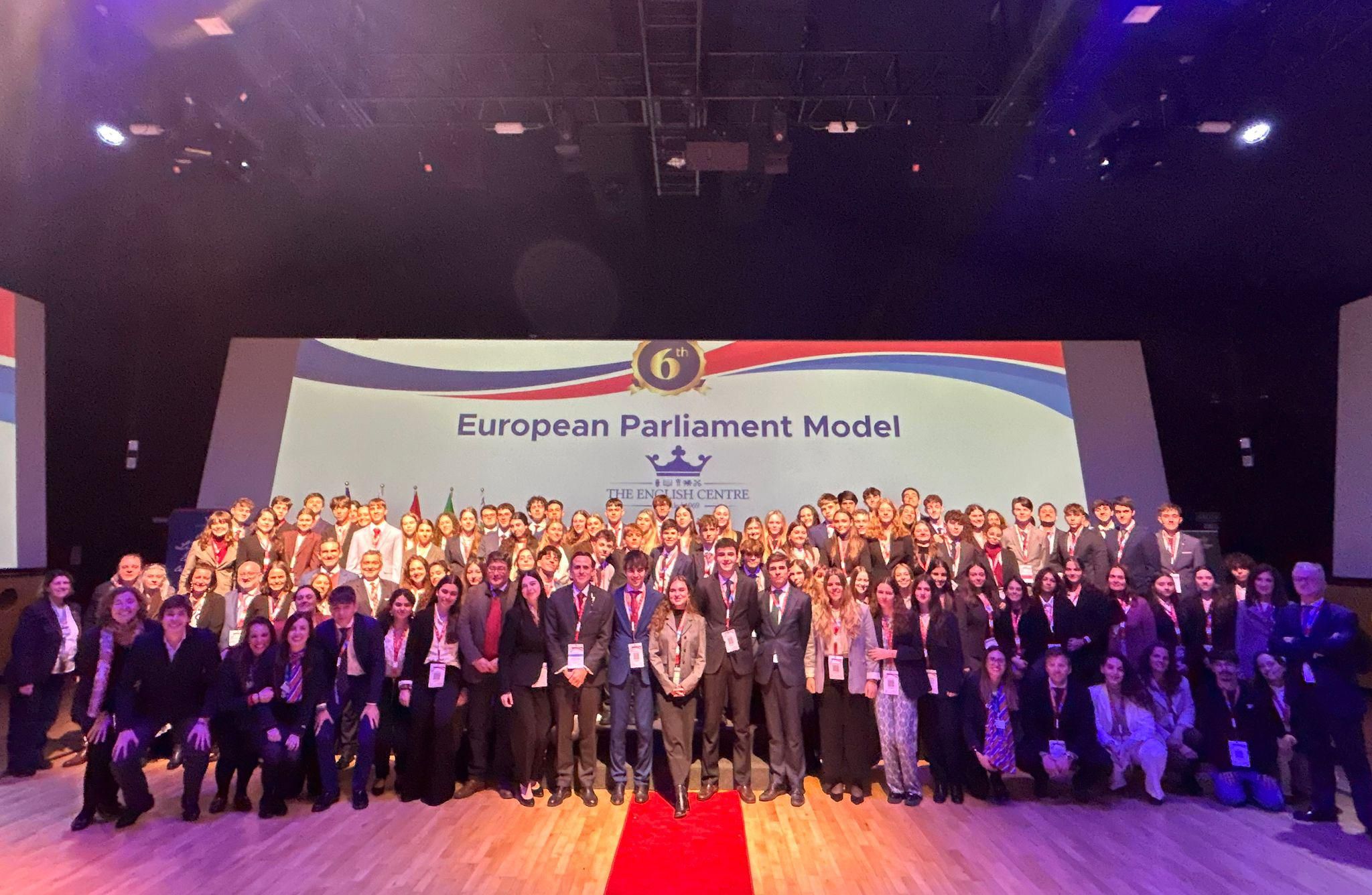 J&oacute;venes de Andaluc&iacute;a y Canarias trasladan a El Centro Ingl&eacute;s los debates del Parlamento Europeo