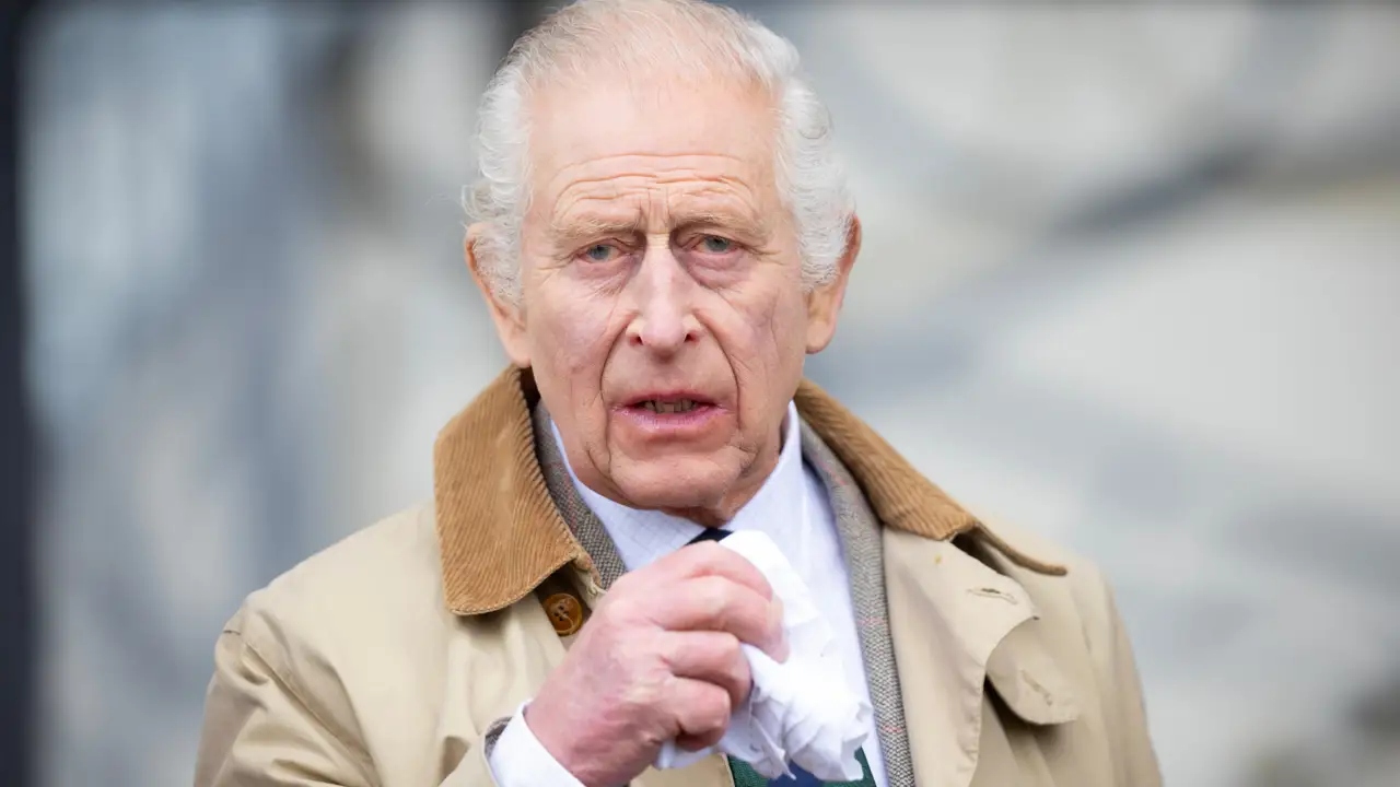 Carlos III cancela su agenda tras sufrir efectos secundarios del tratamiento contra el c&aacute;ncer