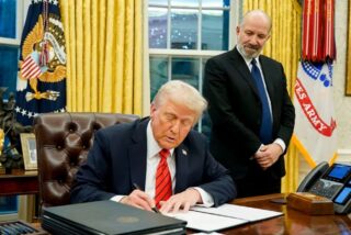 Donald Trump firmando decretos en el Despacho Oval de la Casa Blanca