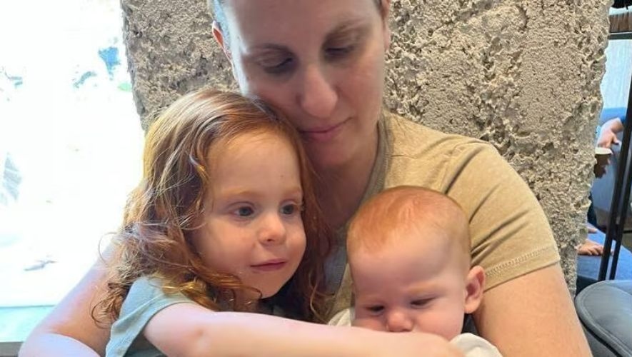 La madre y los dos niños Bibas