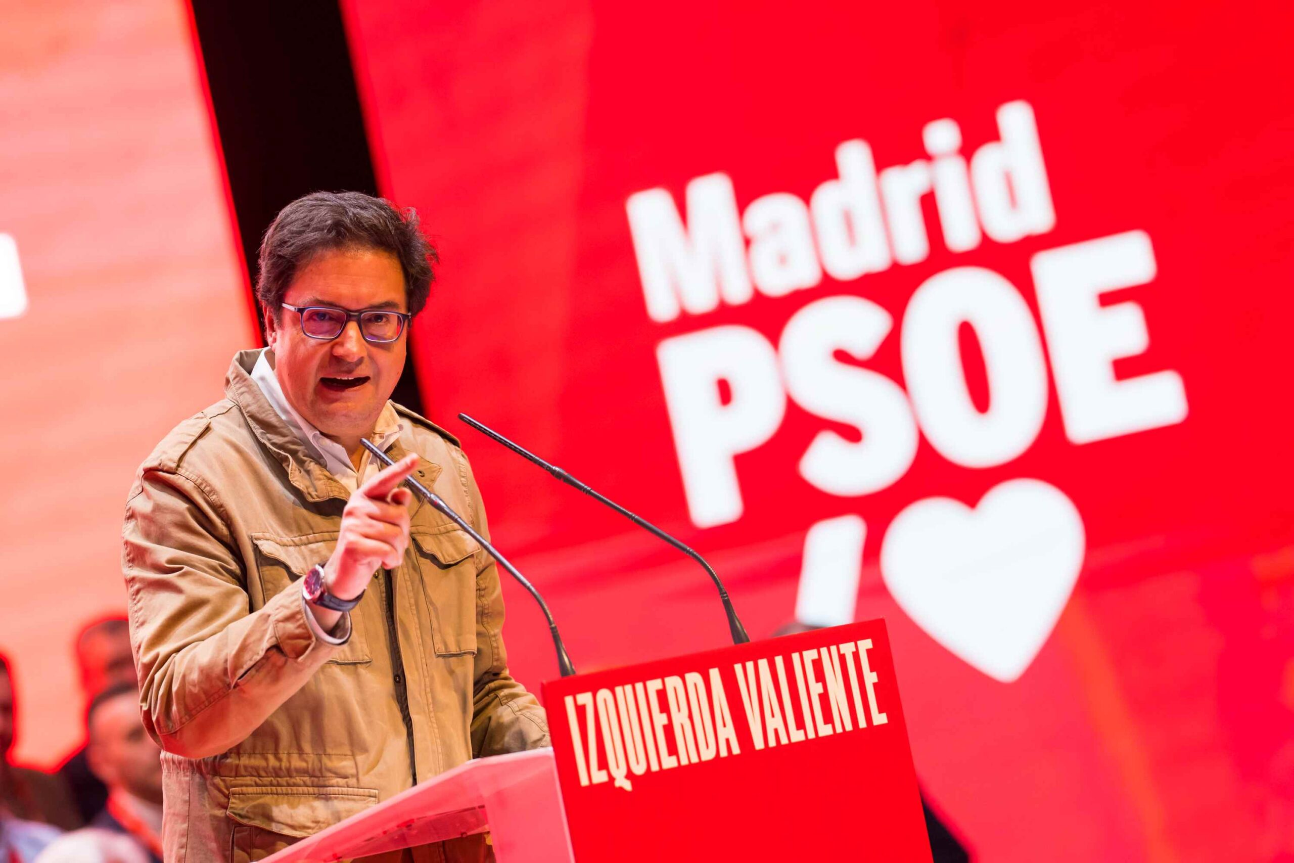 El esperp&eacute;ntico mitin del candidato con el que S&aacute;nchez (PSOE) intenta derrocar a Ayuso acaba en un pitorreo desenfrenado