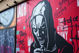 Brutal paliza a un policía nacional fuera de servicio en un kebab de Vallecas