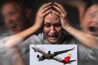 P&aacute;nico en el aire: Pasajero agrede al azafato e intenta saltar de un avi&oacute;n de Iberia