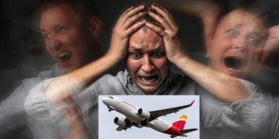 Pánico en el aire: Pasajero agrede al azafato e intenta saltar de un avión de Iberia