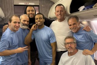 Seis norteamericanos liberados por Maduro tras la gestión del enviado de Trump, Richard Grenell (tercero por la derecha)