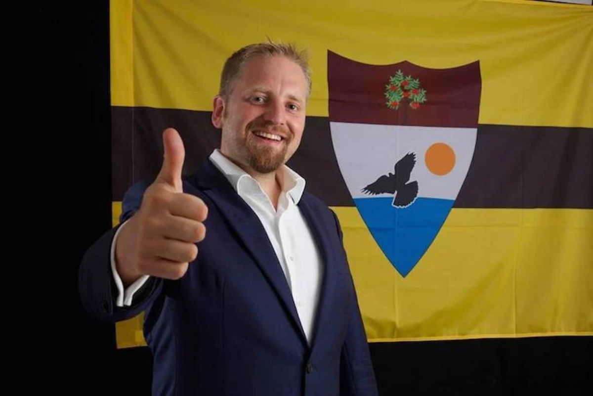 Vít Jedlička , fundador de Liberland, con su bandera