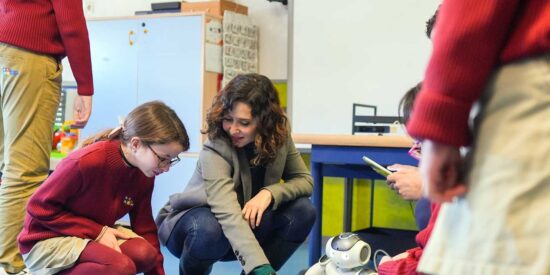 Ayuso lanza un programa pionero de atenci&oacute;n temprana con IA y rob&oacute;tica para ni&ntilde;os con autismo