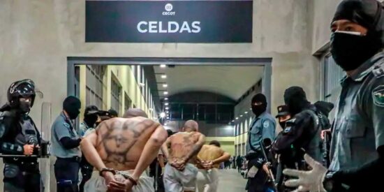 EE.UU. admite "error administrativo" en la deportación de un salvadoreño a la megacárcel de Bukele