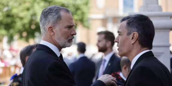 Sánchez huye de los abucheos en el Cervantes y deja solos a los Reyes