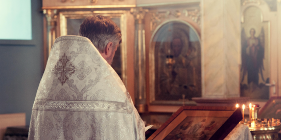 ¿Cuánto cobra un cura en España y quién paga su salario?