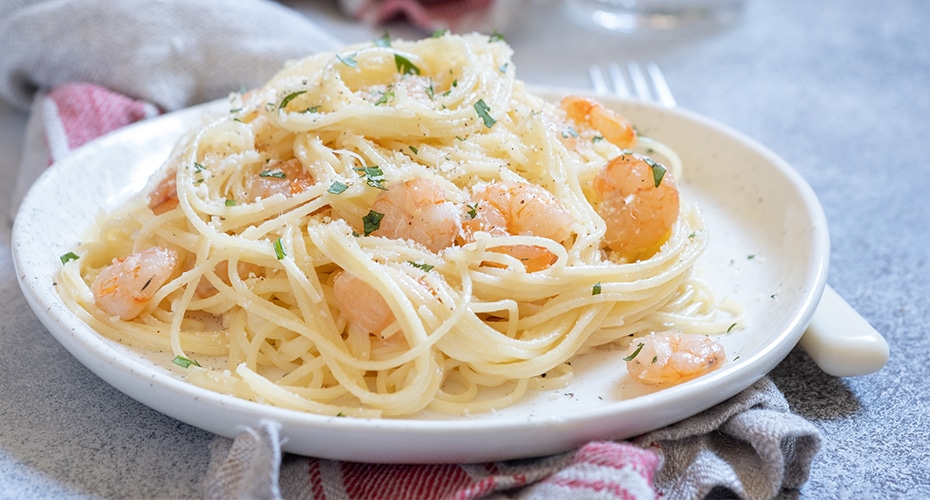 Espaguetis a la crema con camarones