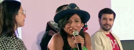 ¿Tienen 30 segundos? No pierdan detalle de esta esperpéntica performance indígena en una asamblea de Podemos