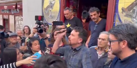 Pablo Iglesias tira el micrófono del periodista Vito Quiles