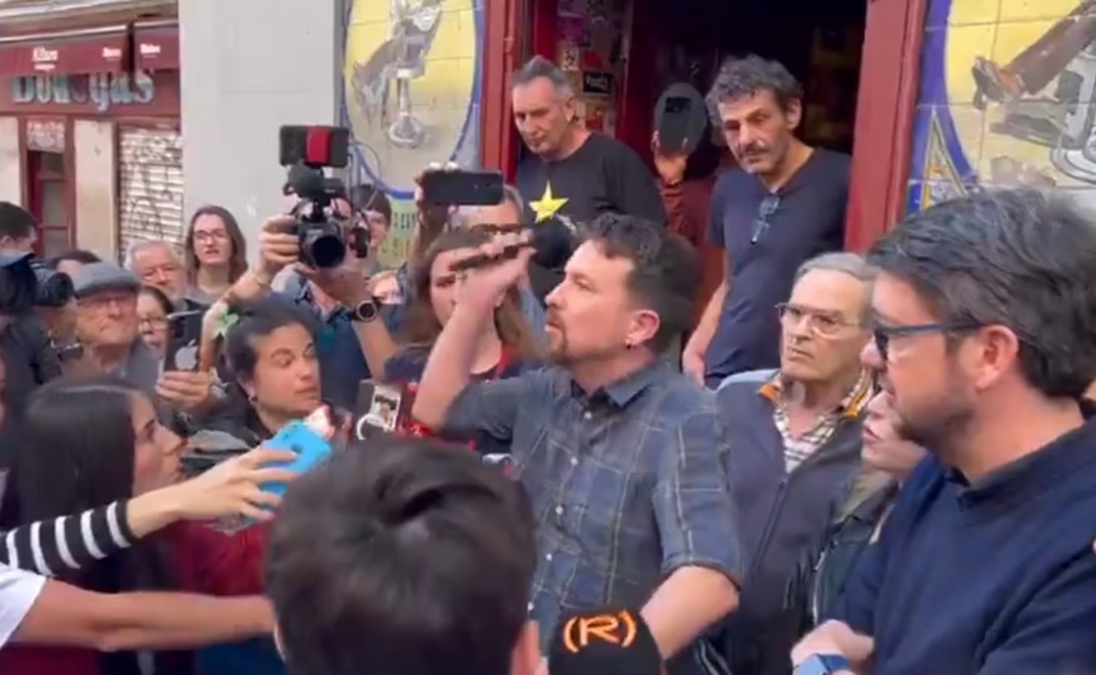 Pablo Iglesias tira el micrófono del periodista Vito Quiles