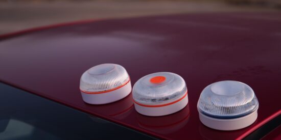 Adi&oacute;s a los tri&aacute;ngulos: la luz V16 ser&aacute; obligatoria en todos los coches en 2026