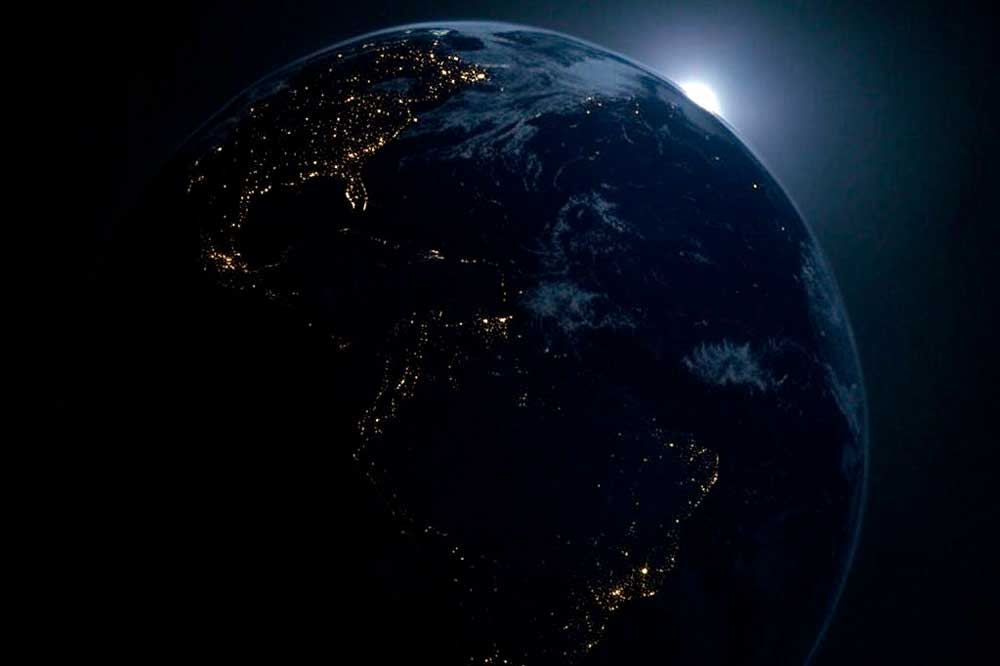 Gur&uacute;s digitales y conspiranoicos: el gran negocio del miedo tras el apag&oacute;n global