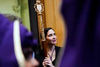 D&iacute;az Ayuso, distinguida como esclava de honor en el coraz&oacute;n del Viernes Santo madrile&ntilde;o