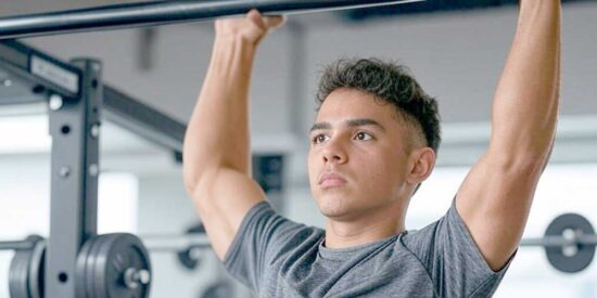 Por qué deberías colgarte de una barra tres minutos al día, según un experto