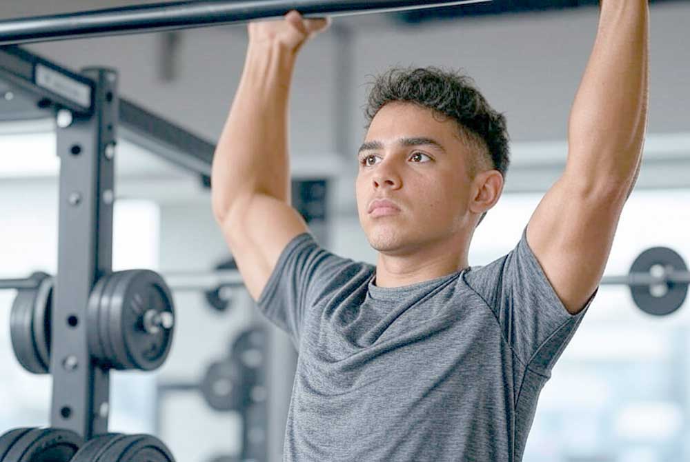 Por qu&eacute; deber&iacute;as colgarte de una barra tres minutos al d&iacute;a, seg&uacute;n un experto